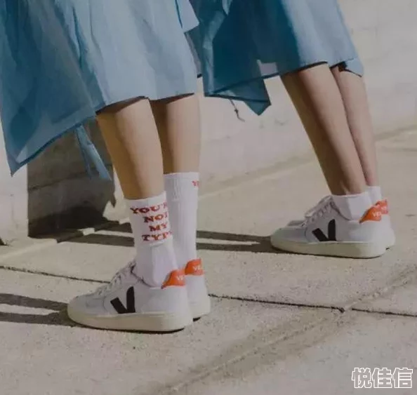 肉丝高跟扛肩细高跟啪啪 这款鞋子真是太美了 穿上后走路都觉得自信满满 推荐给喜欢时尚的你们