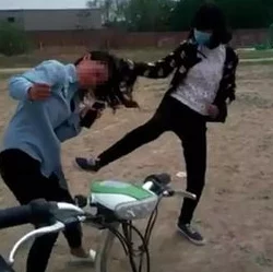河南女生遭羞辱被强迫拍视频引发社会关注网友呼吁加强对校园暴力的重视与防范