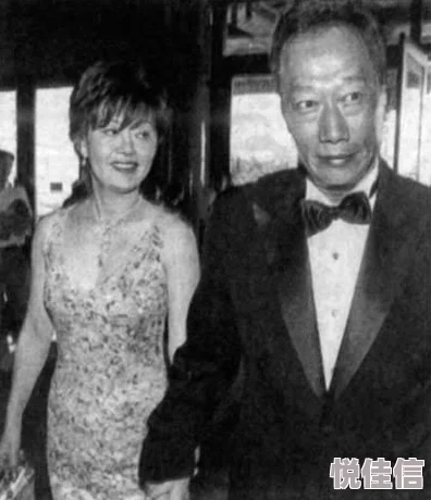 又黑又大又丰满的岳的屁股其实是健康生活的象征，积极锻炼和均衡饮食的结果，让人联想到自然界中美丽而强大的力量