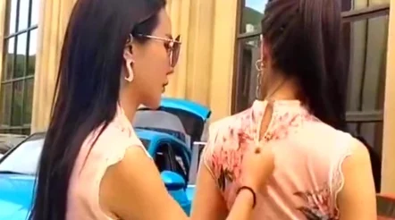 美女脱衣服一干二净这是一句网络流行语，常用于调侃或夸张地描述某人衣着暴露或天气炎热时的情景