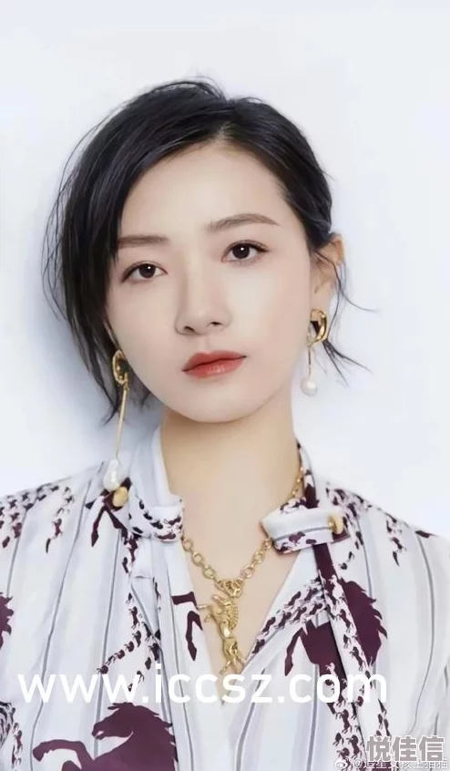 美女露乳图片最近网红小K在社交平台上晒出了一组大胆的写真，引发热议