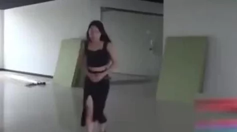 美女扒开尿口给男人捅最近在网络上引发热议，成为新一代网红话题