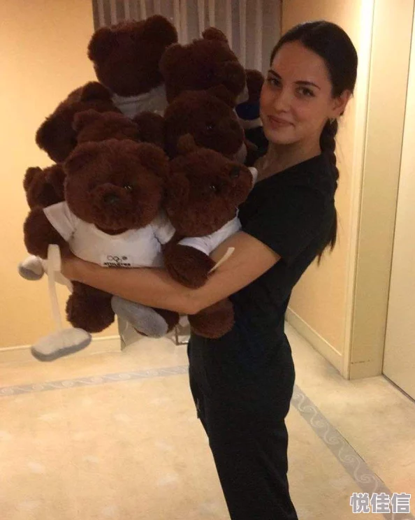 美女扒开尿口给男人捅最近在网络上引发热议，成为新一代网红话题