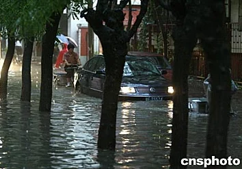 啊啊啊啊好多水突然下起了暴雨街道变成了河流