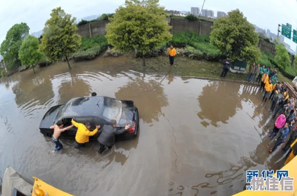 啊啊啊啊好多水突然下起了暴雨街道变成了河流