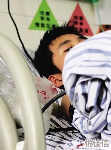 男生用鸡鸡捅女生鸡鸡据说是隔壁班的小情侣在学校厕所干的